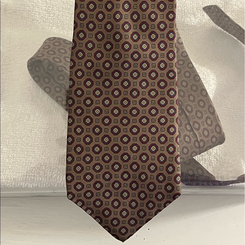 New condition mens vintage tie. American made. 100% silk. Brown patterned.